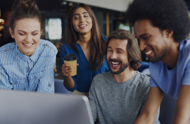 Funcionários sorrindo durante reunião estratégica sobre cultura organizacional em startup