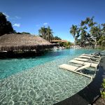 Piscina ampla e convidativa em resort, hotel ou pousada, ideal para relaxar e se refrescar.