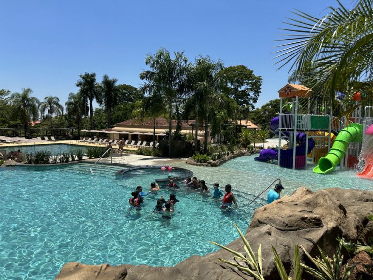 Viajar para o Resort Fazenda São João e aproveitar a piscina em meio à natureza.