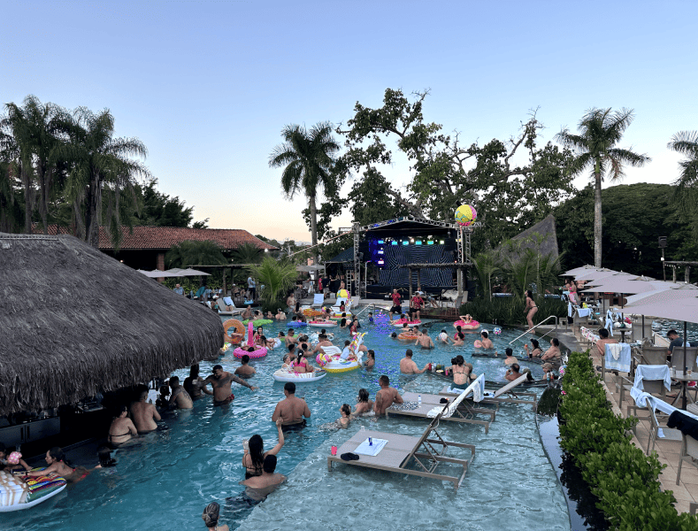 Pessoas praticando atividades ao ar livre na piscina do resort