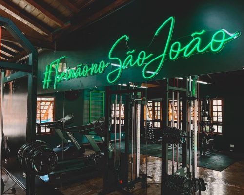 Academia moderna e bem equipada em resort, ideal para manter a rotina de exercícios durante a estadia.