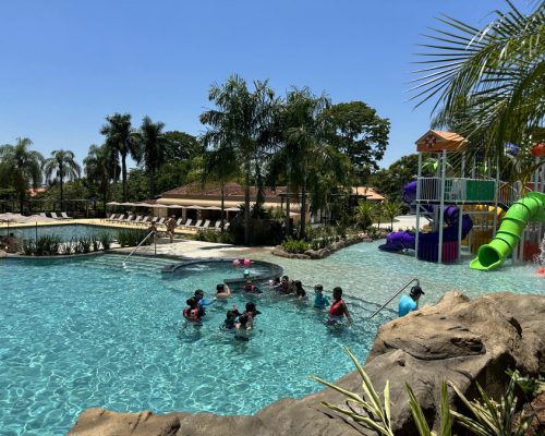 Viajar para o Resort Fazenda São João e aproveitar a piscina em meio à natureza.